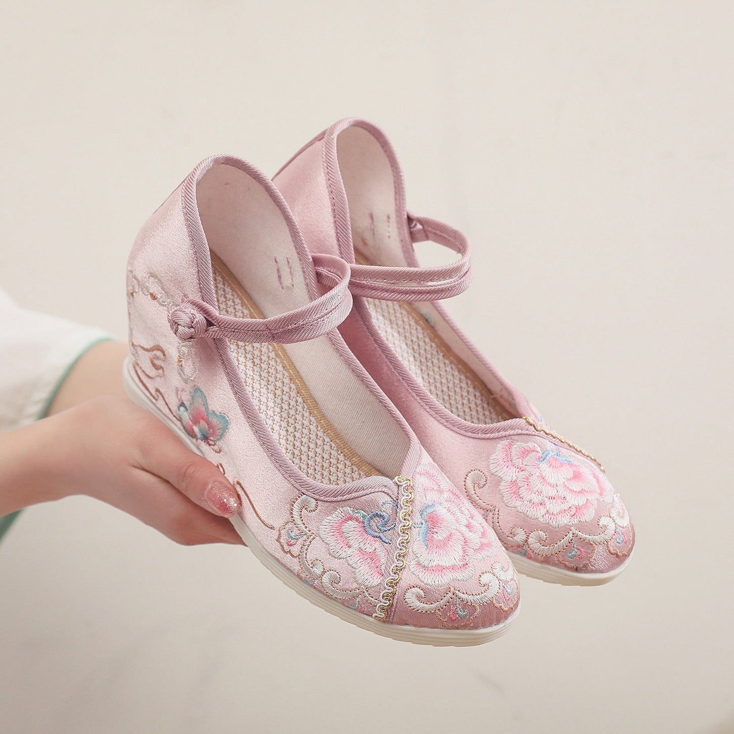 LB | Eleganckie haftowane buty na koturnie