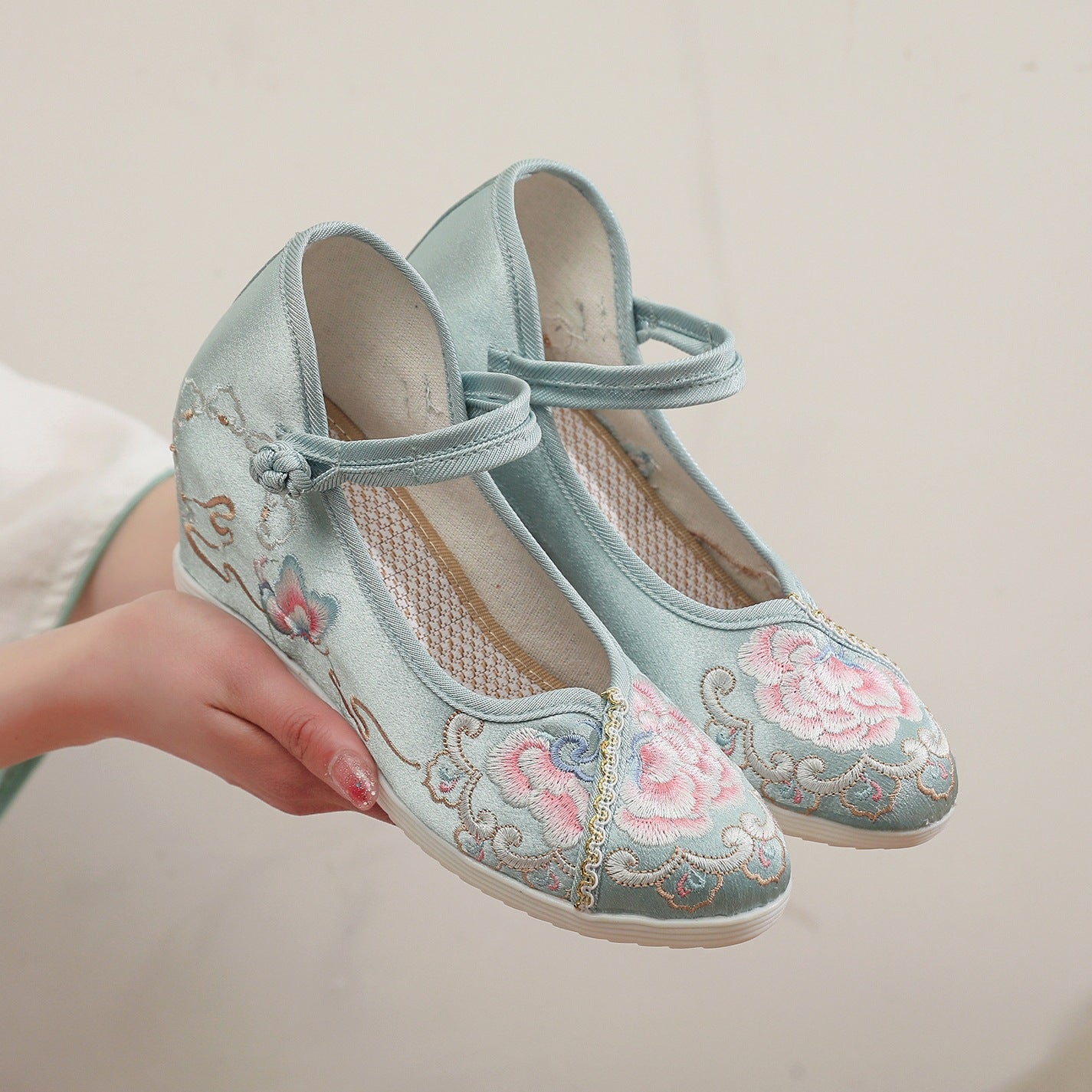 LB | Eleganckie haftowane buty na koturnie