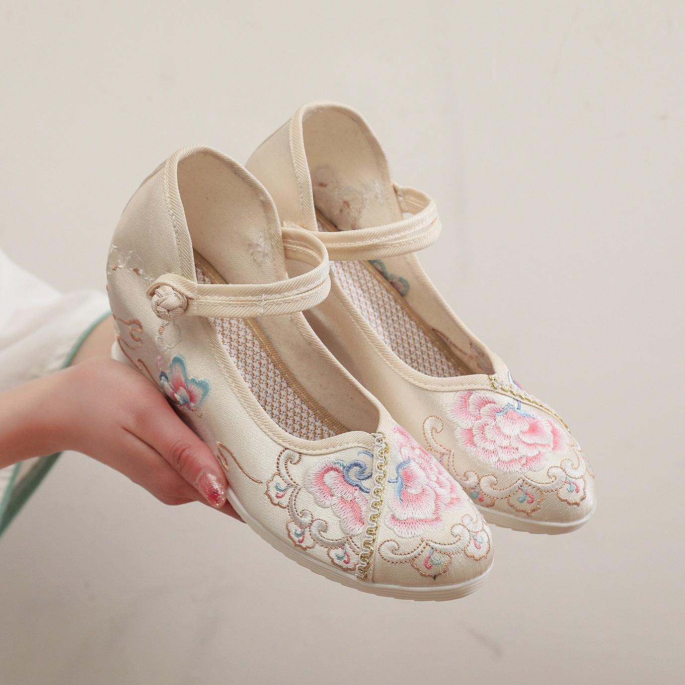LB | Eleganckie haftowane buty na koturnie